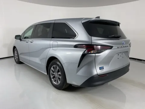 More photos of 2023 Toyota Sienna LE at MAG Auto - Munsterman Automotive Group, MO