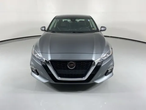 Photos of 2022 Nissan Altima 2.5 Platinum for sale in Blue Springs, MO at MAG Auto - Munsterman Automotive Group