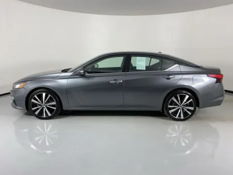 More photos of 2022 Nissan Altima 2.5 Platinum at MAG Auto - Munsterman Automotive Group, MO