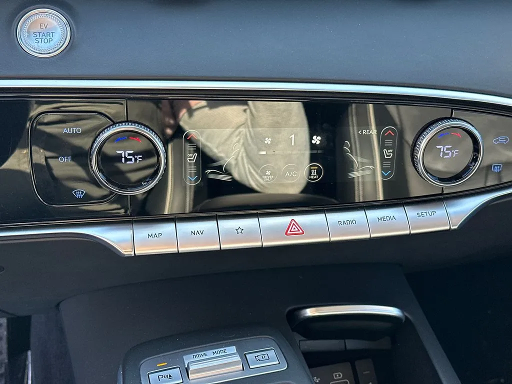 2023 GENESIS GV70 Advanced - Photo 32