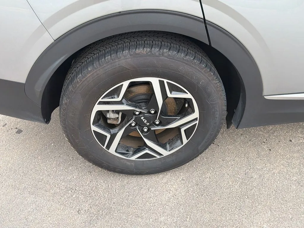 2025 Kia Sportage LX - Photo 17