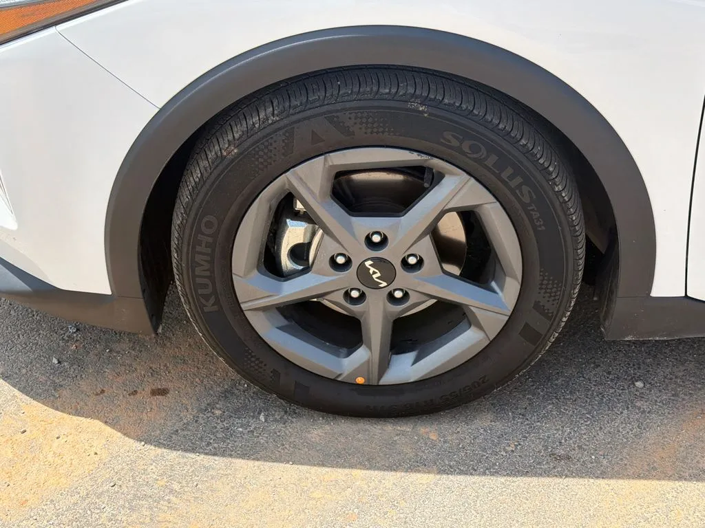 2025 Kia K4 LXS - Photo 11