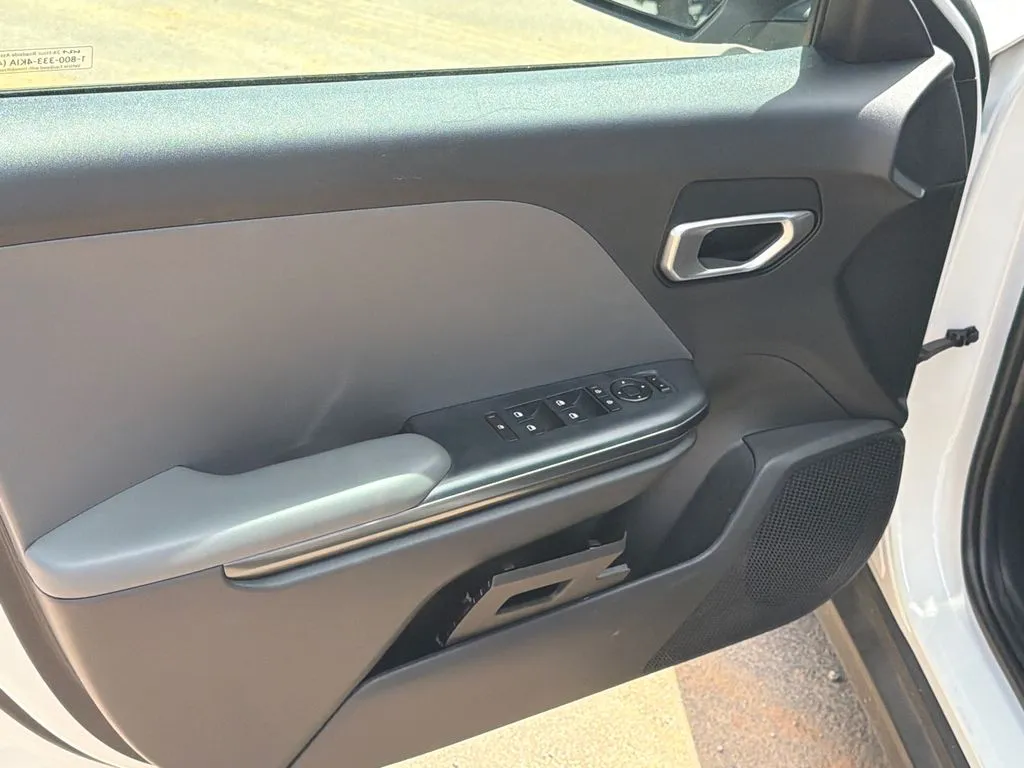 2025 Kia K4 LXS - Photo 10