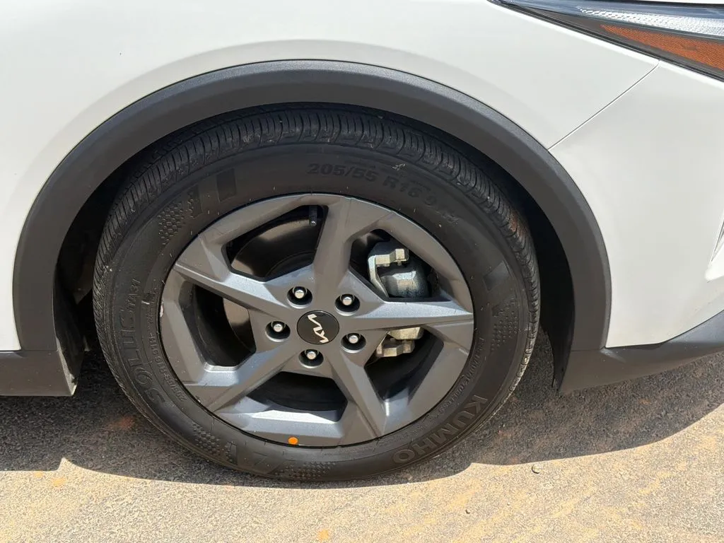 2025 Kia K4 LXS - Photo 12