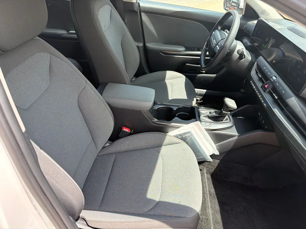 2025 Kia K4 LXS - Photo 13