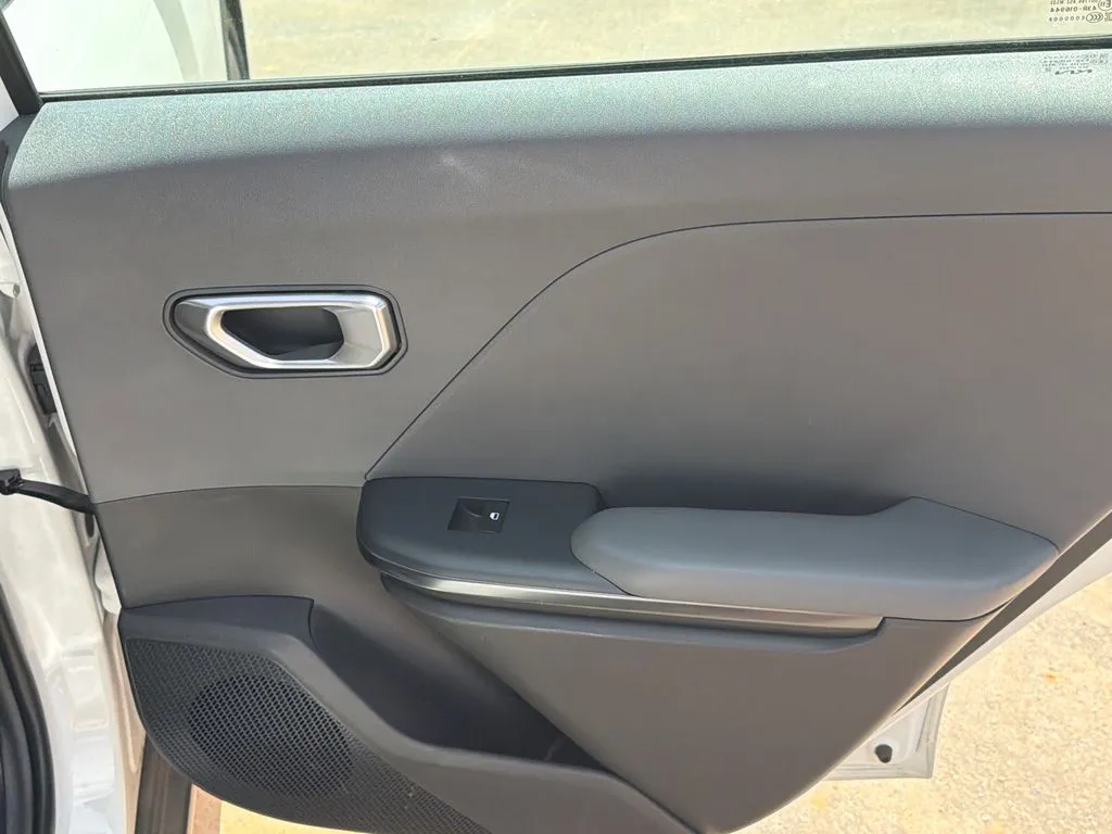2025 Kia K4 LXS - Photo 16