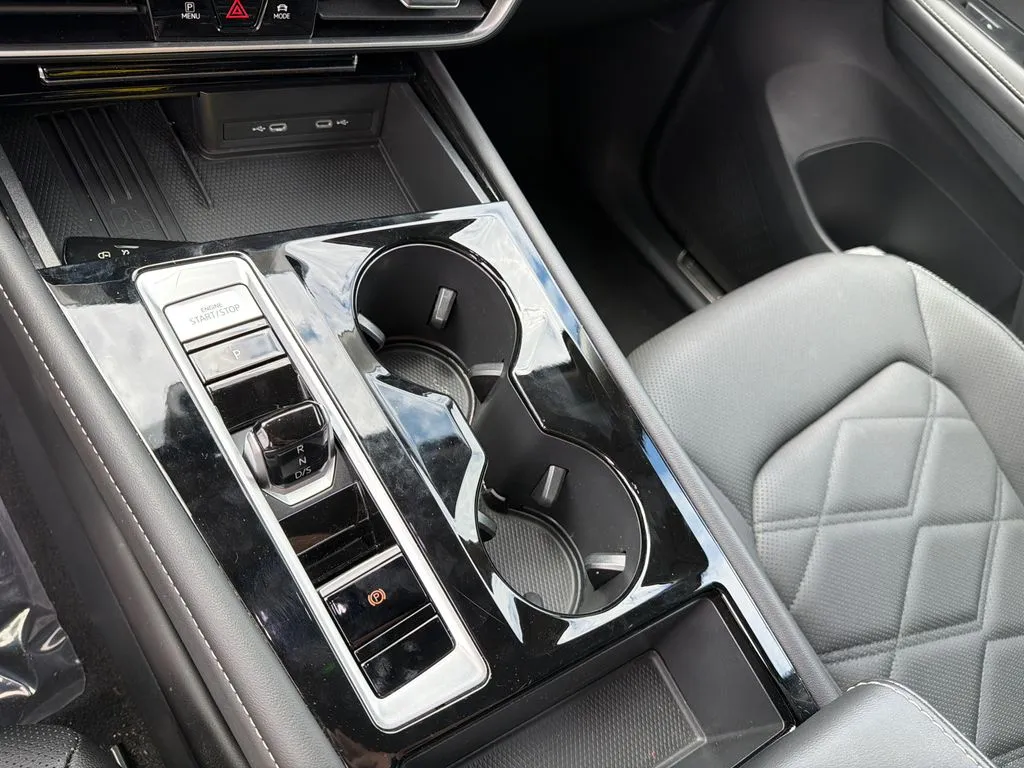 2025 Volkswagen Atlas SE w/Tech - Photo 32
