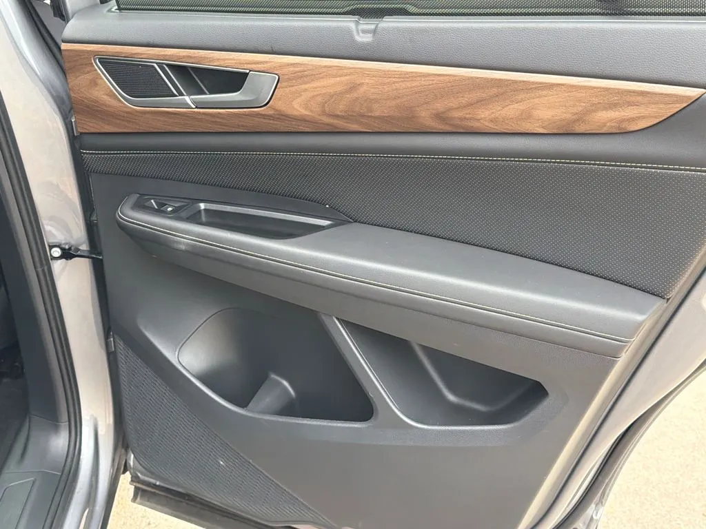 2025 Volkswagen Atlas SE w/Tech - Photo 16