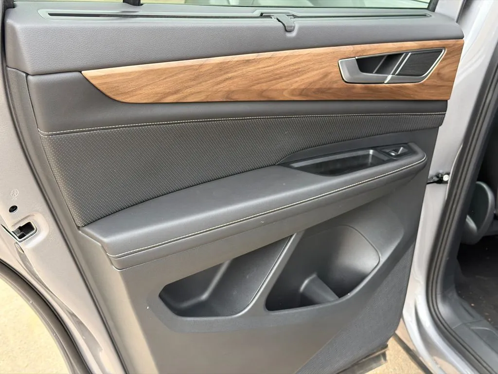 2025 Volkswagen Atlas SE w/Tech - Photo 21