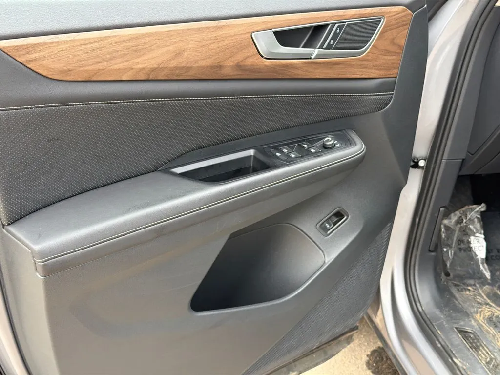 2025 Volkswagen Atlas SE w/Tech - Photo 10