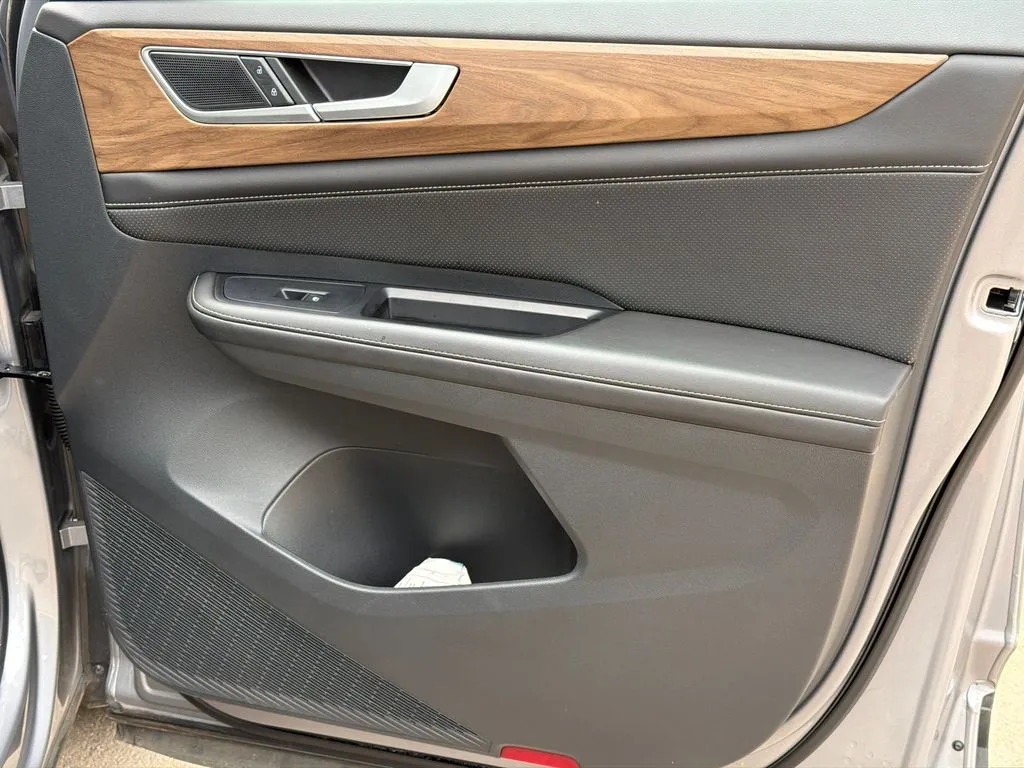 2025 Volkswagen Atlas SE w/Tech - Photo 14