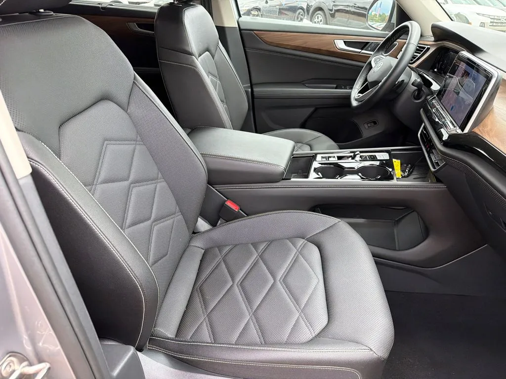 2025 Volkswagen Atlas SE w/Tech - Photo 13