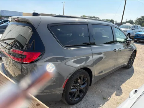 More photos of 2025 Chrysler Pacifica Limited at Carrollton Hyundai, GA