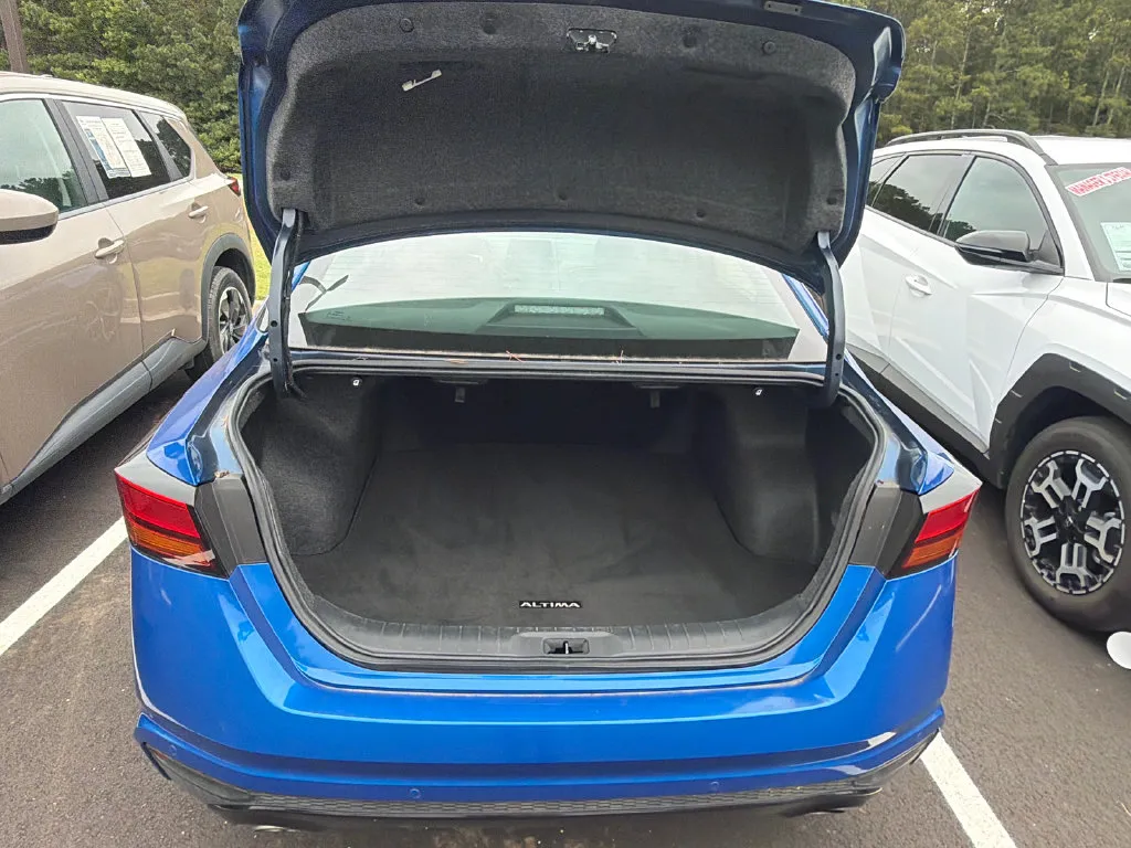 2025 Nissan Altima SR - Photo 15