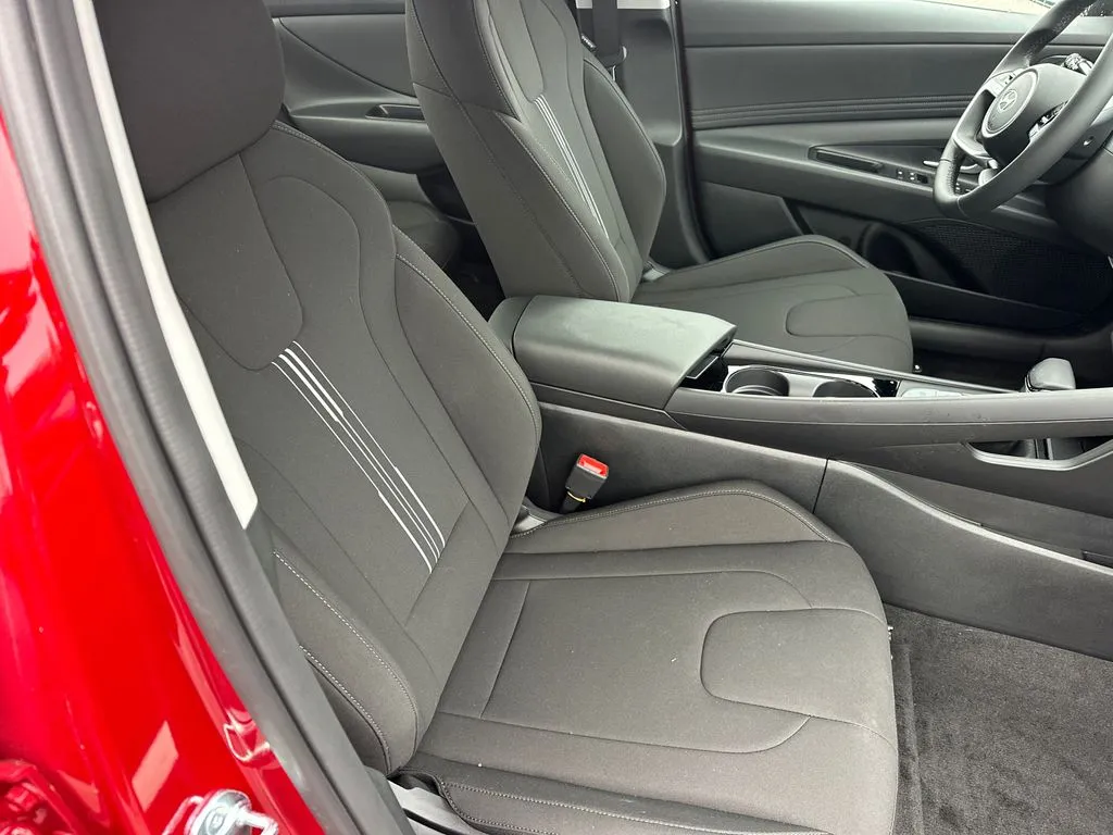 2025 Hyundai Elantra SEL - Photo 13