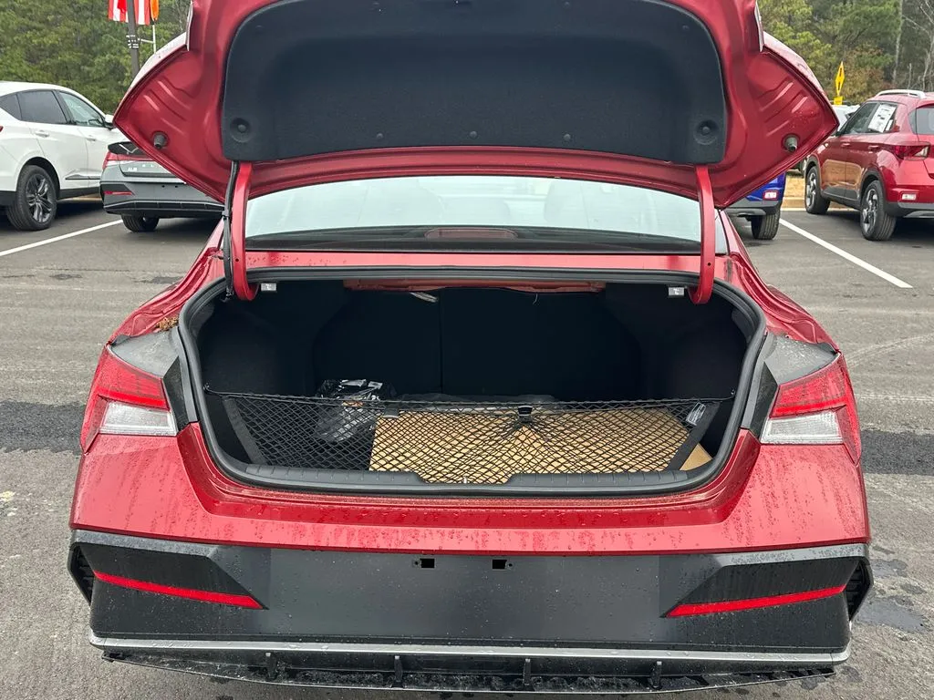 2025 Hyundai Elantra SEL - Photo 18