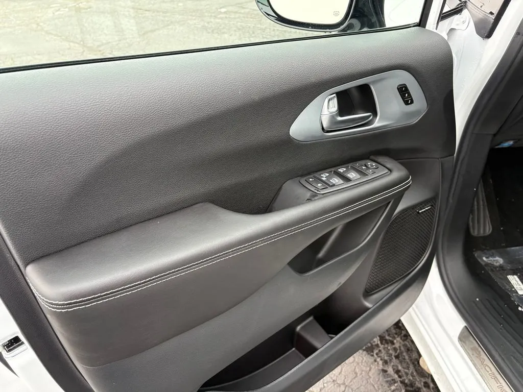 2026 Chrysler Pacifica Limited - Photo 15