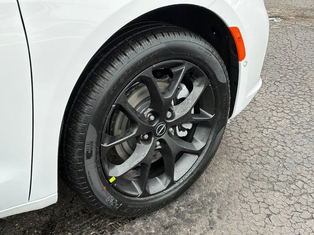 2026 Chrysler Pacifica Limited - Photo 9