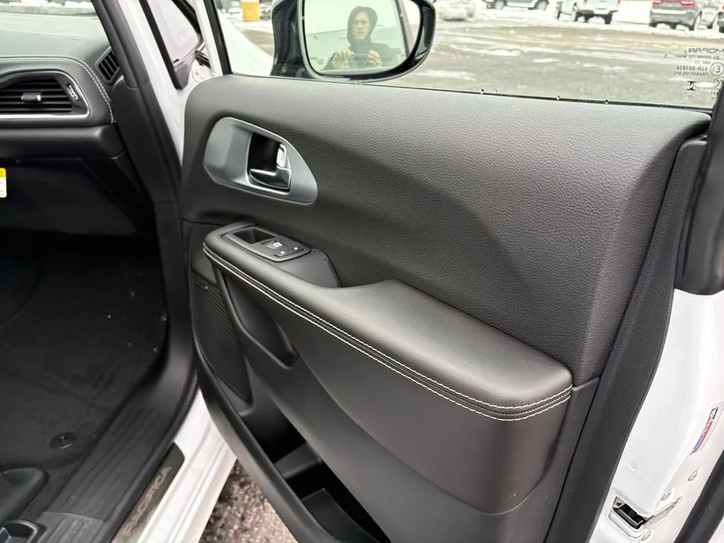 2026 Chrysler Pacifica Limited - Photo 11