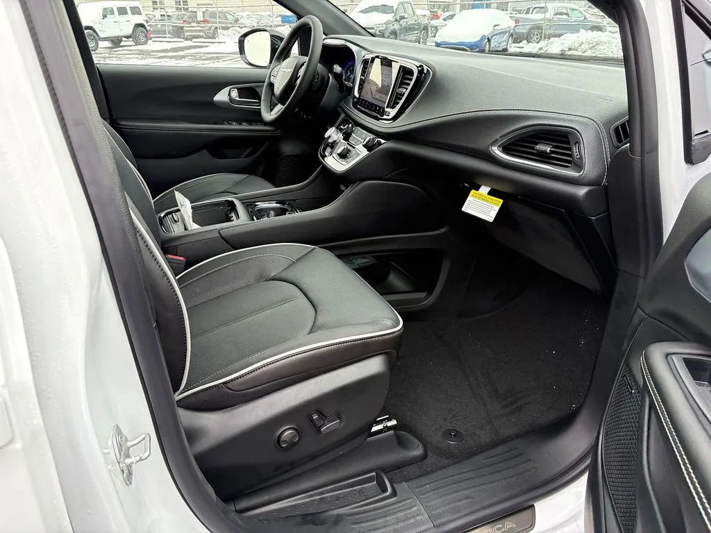 2026 Chrysler Pacifica Limited - Photo 10