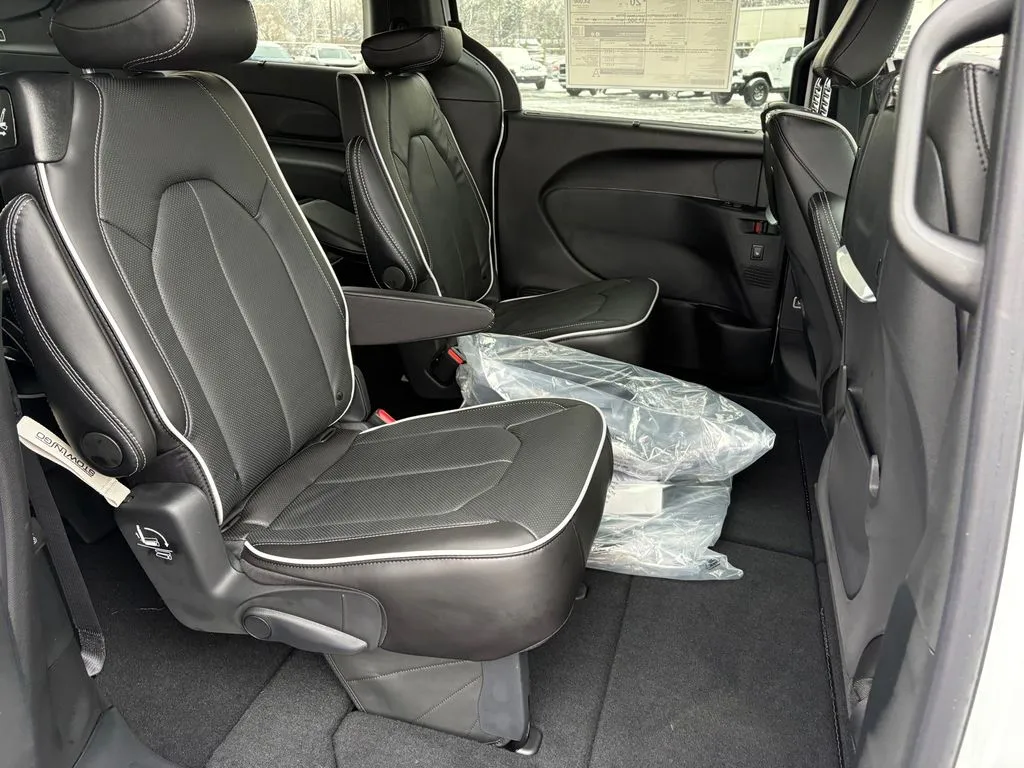 2026 Chrysler Pacifica Limited - Photo 12
