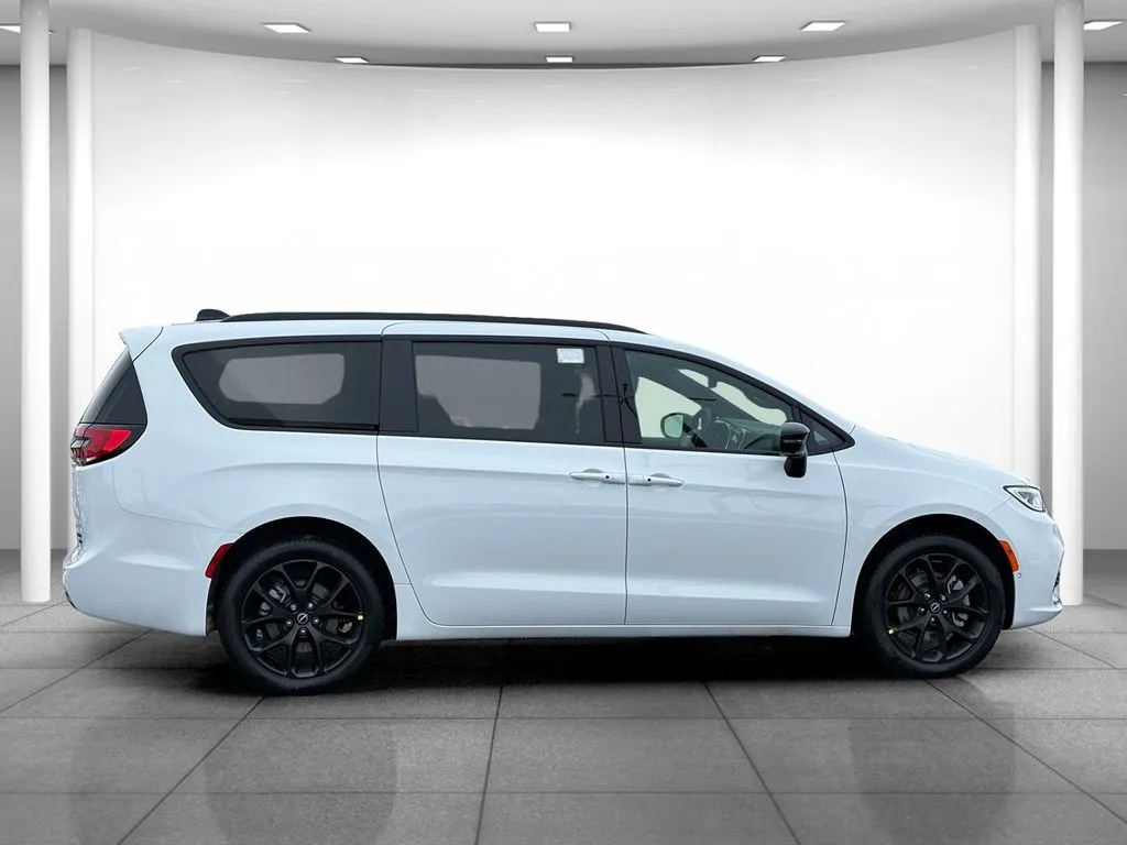 2026 Chrysler Pacifica Limited - Photo 8