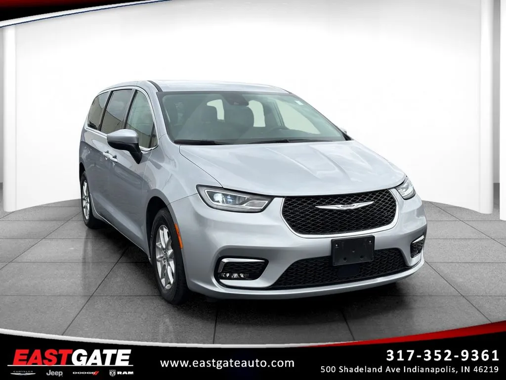 2023 Chrysler Pacifica Touring L's photo