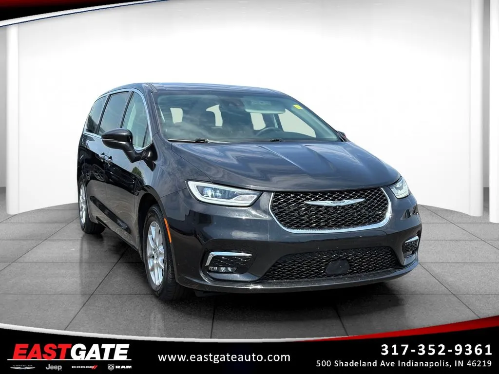 2023 Chrysler Pacifica Touring L's photo