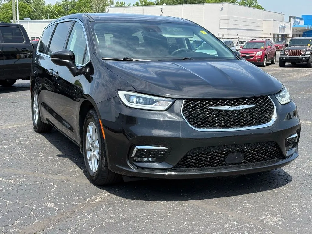 2023 Chrysler Pacifica Touring L's photo