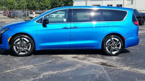 More photos of 2027 Chrysler Pacifica Limited at Eastgate Chrysler Jeep Dodge Ram, IN