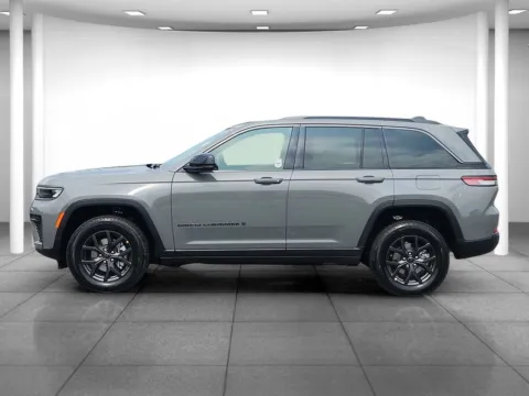 More photos of 2027 Jeep Grand Cherokee Altitude at Eastgate Chrysler Jeep Dodge Ram, IN