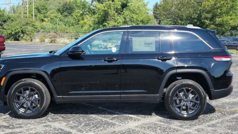 More photos of 2027 Jeep Grand Cherokee Laredo Altitude at Eastgate Chrysler Jeep Dodge Ram, IN