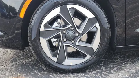 More photos of 2027 Chrysler Pacifica Limited at Eastgate Chrysler Jeep Dodge Ram, IN