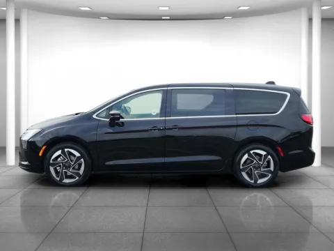 More photos of 2027 Chrysler Pacifica Limited at Eastgate Chrysler Jeep Dodge Ram, IN