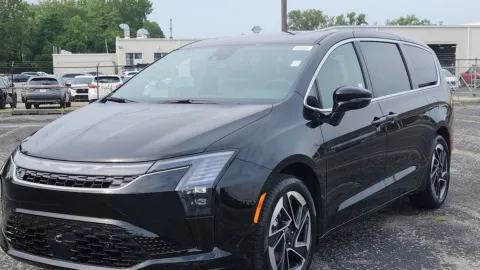 Another view of 2027 Chrysler Pacifica Limited for sale in Indianapolis, IN at Eastgate Chrysler Jeep Dodge Ram