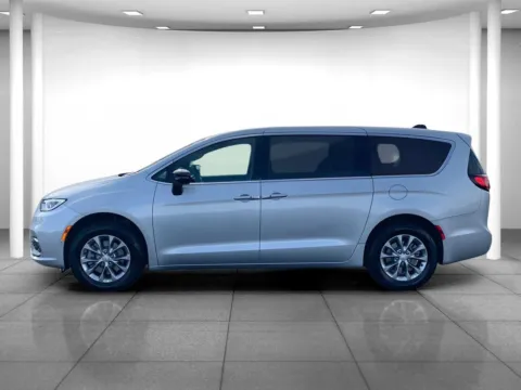 More photos of 2026 Chrysler Pacifica Select at Eastgate Chrysler Jeep Dodge Ram, IN