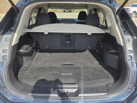 More photos of 2016 Nissan Rogue SV at Hixson Ford Leesville, LA