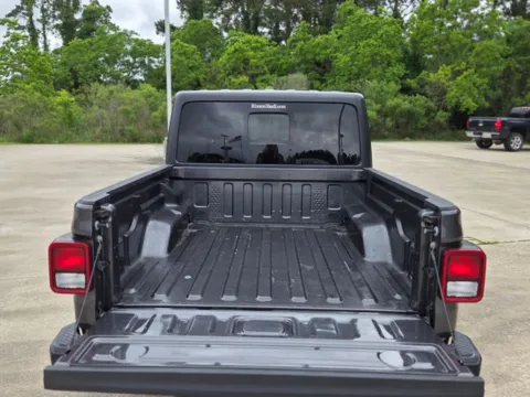More photos of 2021 Jeep Gladiator Sport at Hixson Ford Leesville, LA