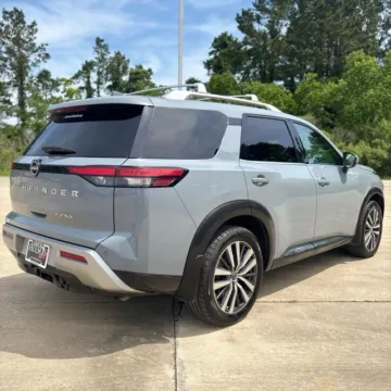More photos of 2022 Nissan Pathfinder Platinum at Hixson Ford Leesville, LA