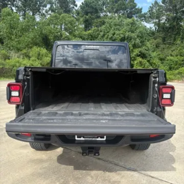 More photos of 2020 Jeep Gladiator Overland at Hixson Ford Leesville, LA