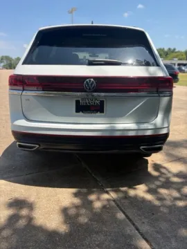 More photos of 2024 Volkswagen Atlas 2.0T SE at Hixson Ford Leesville, LA