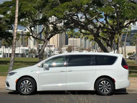 Photos of 2022 Chrysler Pacifica Hybrid Touring L for sale in Honolulu, HI at Aloha Auto Depot LLC.