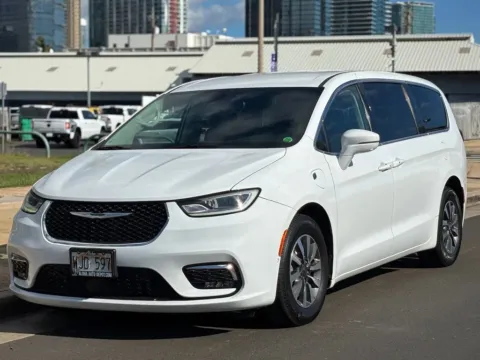 White 2022 Chrysler Pacifica Hybrid Touring L for sale in Honolulu, HI