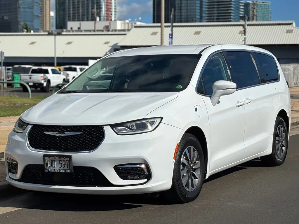 White 2022 Chrysler Pacifica Hybrid Touring L for sale in Honolulu, HI