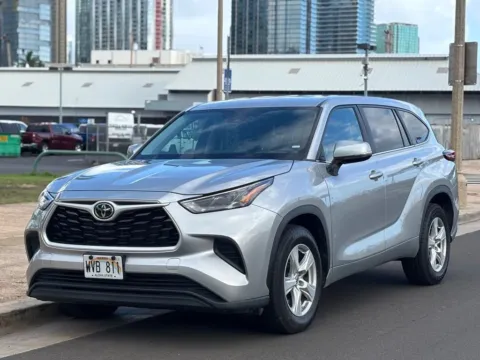 Silver 2023 Toyota Highlander LE for sale in Honolulu, HI