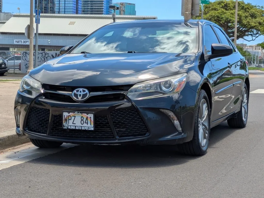 Gray 2017 Toyota Camry SE for sale in Honolulu, HI