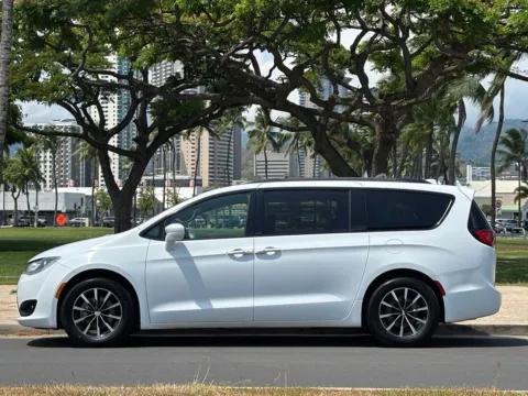 Photos of 2018 Chrysler Pacifica Touring L for sale in Honolulu, HI at Aloha Auto Depot LLC.