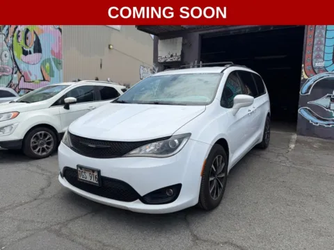 White 2018 Chrysler Pacifica Touring L for sale in Honolulu, HI