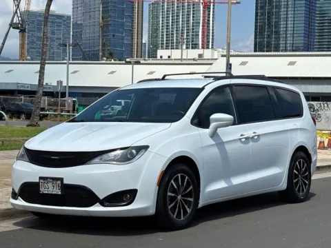 White 2018 Chrysler Pacifica Touring L for sale in Honolulu, HI