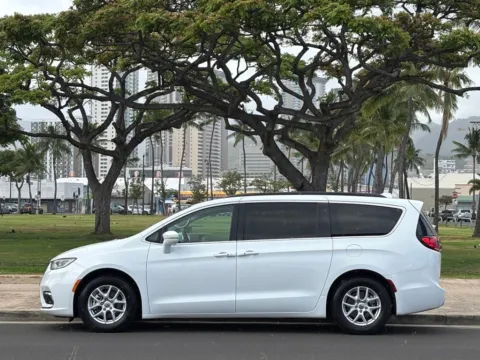 Photos of 2022 Chrysler Pacifica Touring L for sale in Honolulu, HI at Aloha Auto Depot LLC.